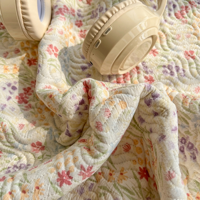 91家纺网 家纺一手货源 找家纺 春光里 2025新款A版云感棉皱皱纱B版牛奶绒夹棉床盖三件套 爱丽丝花园