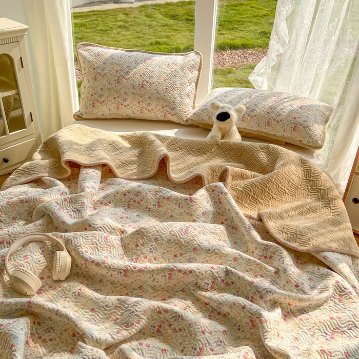 91家纺网 家纺一手货源 找家纺 （总）春光里 2025新款A版云感棉皱皱纱B版牛奶绒夹棉床盖三件套