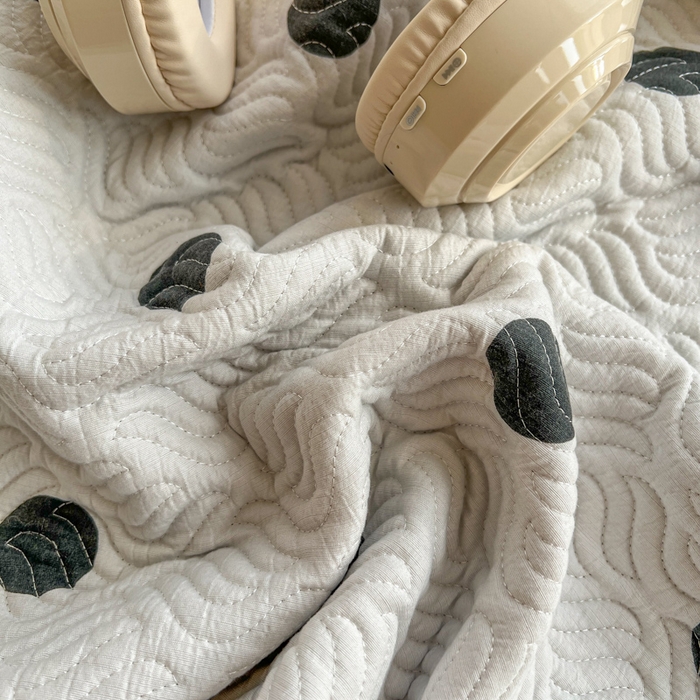 91家纺网 家纺一手货源 找家纺 春光里 2025新款A版云感棉皱皱纱B版牛奶绒夹棉床盖三件套 波点米灰