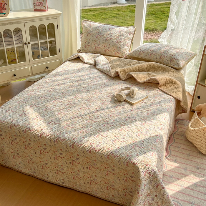 91家纺网 家纺一手货源 找家纺 春光里 2025新款A版云感棉皱皱纱B版牛奶绒夹棉床盖三件套 爱丽丝花园