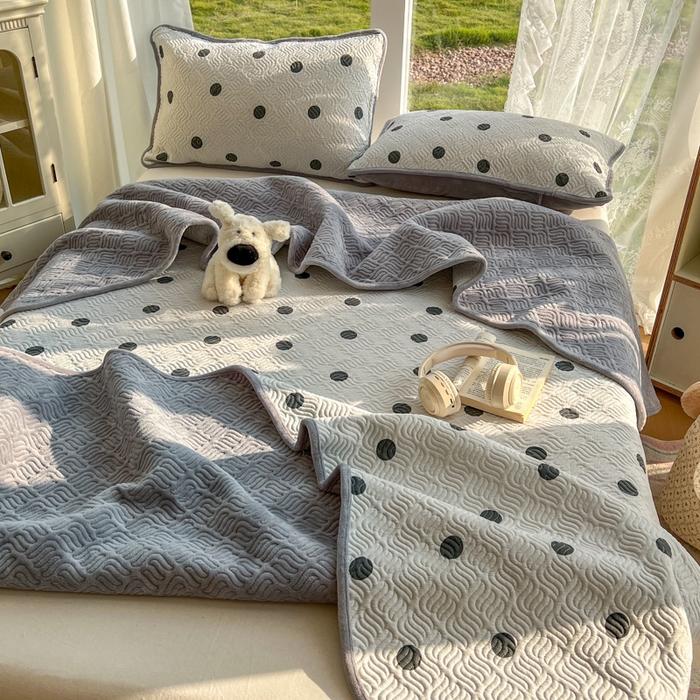 91家纺网 家纺一手货源 找家纺 春光里 2025新款A版云感棉皱皱纱B版牛奶绒夹棉床盖三件套 波点米灰
