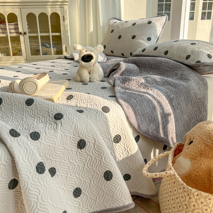 91家纺网 家纺一手货源 找家纺 春光里 2025新款A版云感棉皱皱纱B版牛奶绒夹棉床盖三件套 波点米灰