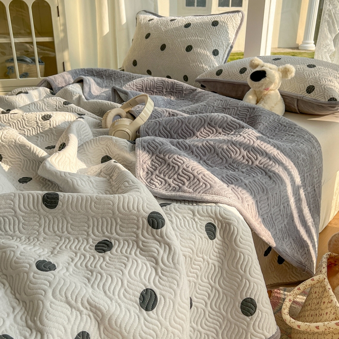 91家纺网 家纺一手货源 找家纺 春光里 2025新款A版云感棉皱皱纱B版牛奶绒夹棉床盖三件套 波点米灰