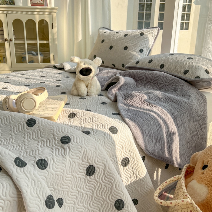 91家纺网 家纺一手货源 找家纺 春光里 2025新款A版云感棉皱皱纱B版牛奶绒夹棉床盖三件套 波点米灰