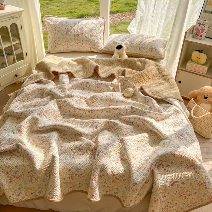 91家纺网 家纺一手货源 找家纺 春光里 2025新款A版云感棉皱皱纱B版牛奶绒夹棉床盖三件套 爱丽丝花园