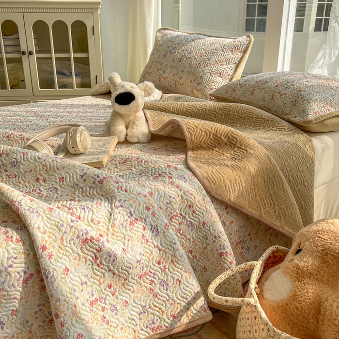 91家纺网 家纺一手货源 找家纺 春光里 2025新款A版云感棉皱皱纱B版牛奶绒夹棉床盖三件套 爱丽丝花园