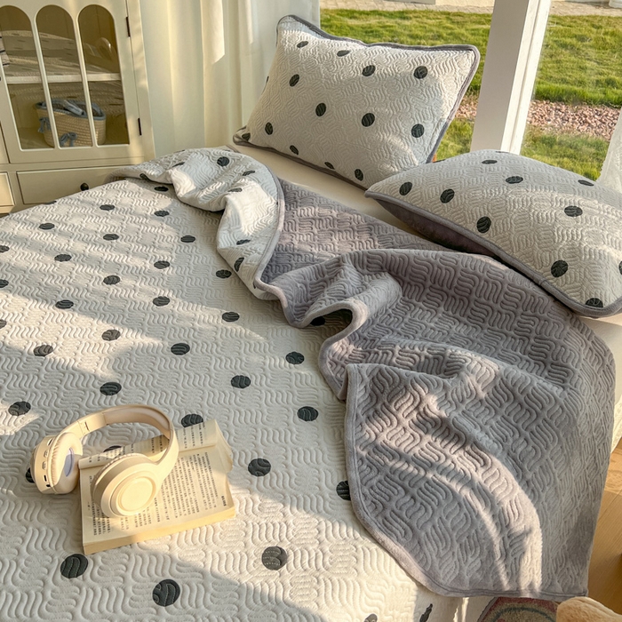 91家纺网 家纺一手货源 找家纺 春光里 2025新款A版云感棉皱皱纱B版牛奶绒夹棉床盖三件套 波点米灰