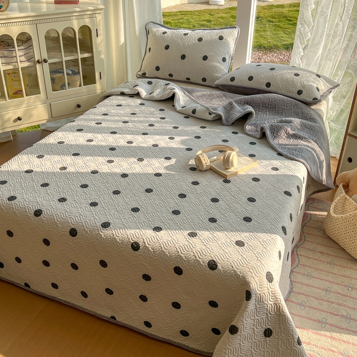 91家纺网 家纺一手货源 找家纺 春光里 2025新款A版云感棉皱皱纱B版牛奶绒夹棉床盖三件套 波点米灰