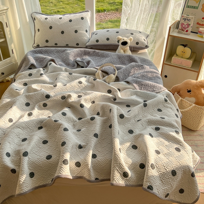91家纺网 家纺一手货源 找家纺 春光里 2025新款A版云感棉皱皱纱B版牛奶绒夹棉床盖三件套 波点米灰