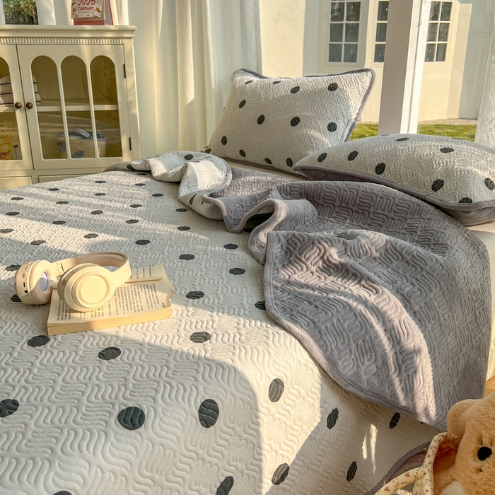 91家纺网 家纺一手货源 找家纺 春光里 2025新款A版云感棉皱皱纱B版牛奶绒夹棉床盖三件套 波点米灰