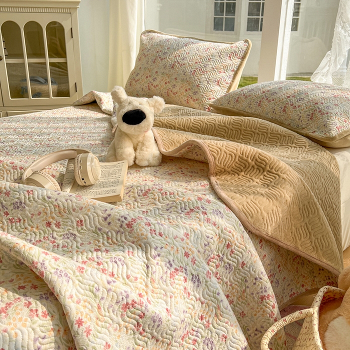 91家纺网 家纺一手货源 找家纺 春光里 2025新款A版云感棉皱皱纱B版牛奶绒夹棉床盖三件套 爱丽丝花园