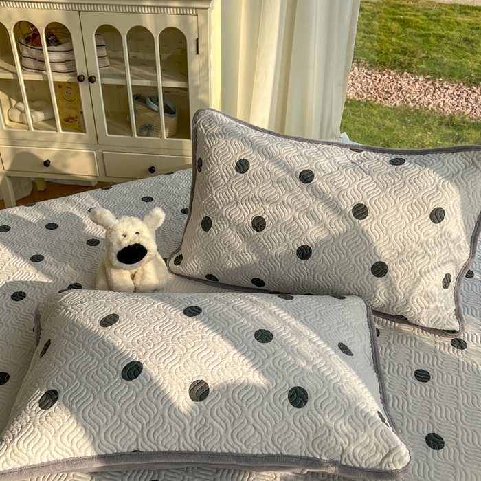 91家纺网 家纺一手货源 找家纺 春光里 2025新款A版云感棉皱皱纱B版牛奶绒夹棉床盖三件套 波点米灰