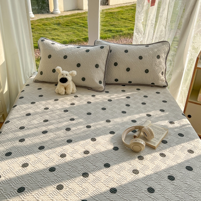 91家纺网 家纺一手货源 找家纺 春光里 2025新款A版云感棉皱皱纱B版牛奶绒夹棉床盖三件套 波点米灰