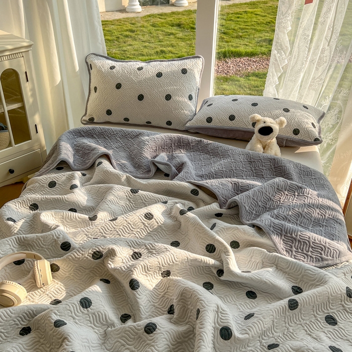 91家纺网 家纺一手货源 找家纺 春光里 2025新款A版云感棉皱皱纱B版牛奶绒夹棉床盖三件套 波点米灰