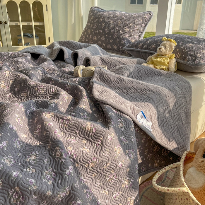 91家纺网 家纺一手货源 找家纺 春光里 2025新款A版云感棉皱皱纱B版牛奶绒夹棉床盖三件套 复古小碎花