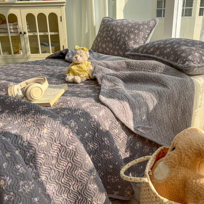 91家纺网 家纺一手货源 找家纺 春光里 2025新款A版云感棉皱皱纱B版牛奶绒夹棉床盖三件套 复古小碎花