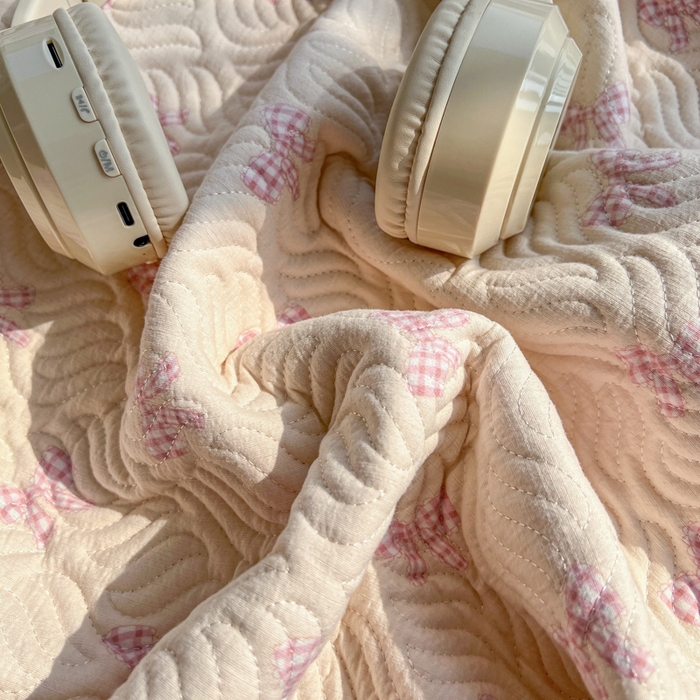 91家纺网 家纺一手货源 找家纺 春光里 2025新款A版云感棉皱皱纱B版牛奶绒夹棉床盖三件套 浪漫蝴蝶结