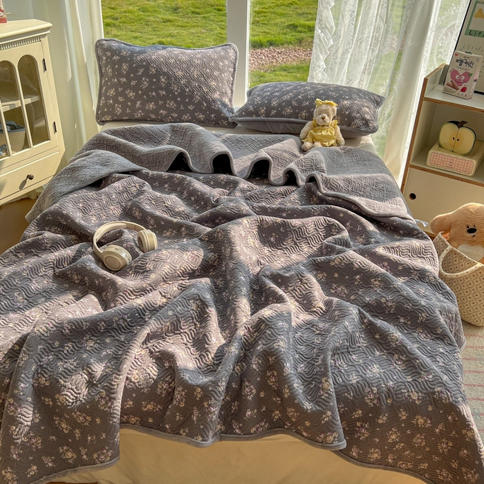 91家纺网 家纺一手货源 找家纺 春光里 2025新款A版云感棉皱皱纱B版牛奶绒夹棉床盖三件套 复古小碎花