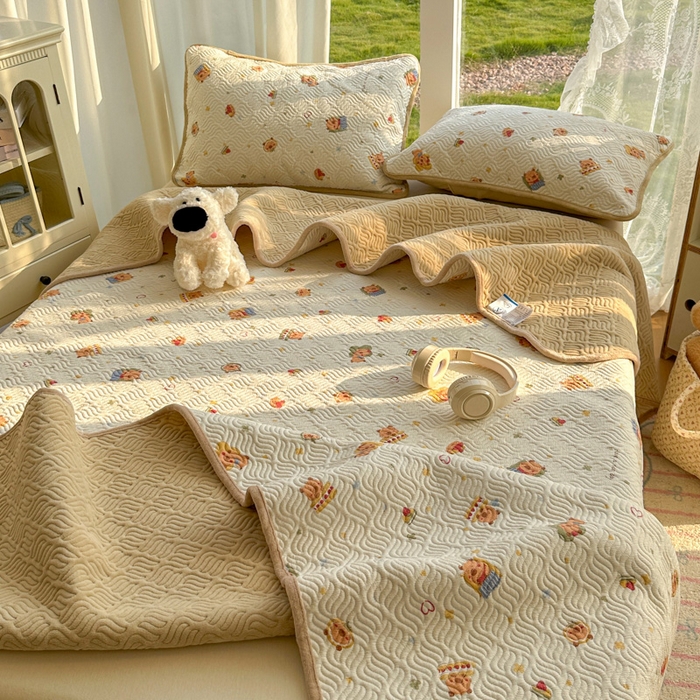 91家纺网 家纺一手货源 找家纺 春光里 2025新款A版云感棉皱皱纱B版牛奶绒夹棉床盖三件套 卡皮巴拉