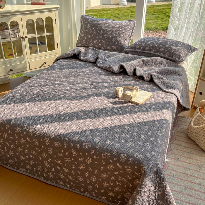 91家纺网 家纺一手货源 找家纺 春光里 2025新款A版云感棉皱皱纱B版牛奶绒夹棉床盖三件套 复古小碎花