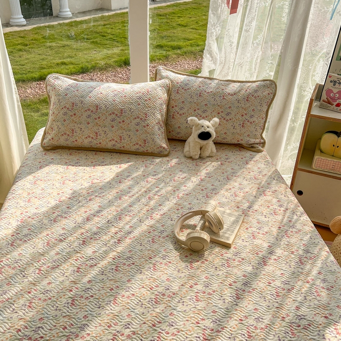 91家纺网 家纺一手货源 找家纺 春光里 2025新款A版云感棉皱皱纱B版牛奶绒夹棉床盖三件套 爱丽丝花园