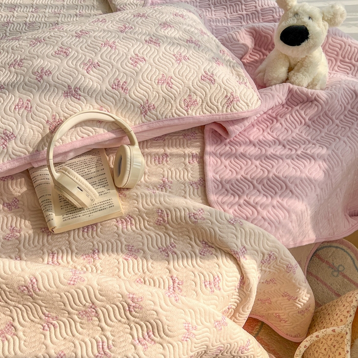 91家纺网 家纺一手货源 找家纺 春光里 2025新款A版云感棉皱皱纱B版牛奶绒夹棉床盖三件套 浪漫蝴蝶结