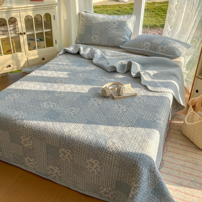 91家纺网 家纺一手货源 找家纺 春光里 2025新款A版云感棉皱皱纱B版牛奶绒夹棉床盖三件套 赫拉-蓝