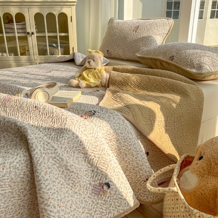 91家纺网 家纺一手货源 找家纺 春光里 2025新款A版云感棉皱皱纱B版牛奶绒夹棉床盖三件套 快乐女孩