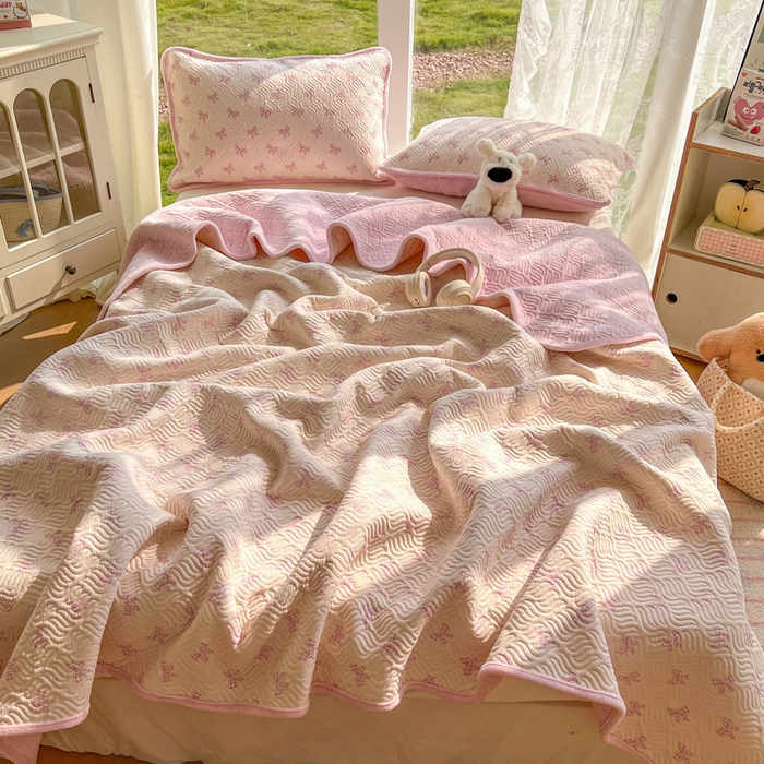 91家纺网 家纺一手货源 找家纺 春光里 2025新款A版云感棉皱皱纱B版牛奶绒夹棉床盖三件套 浪漫蝴蝶结