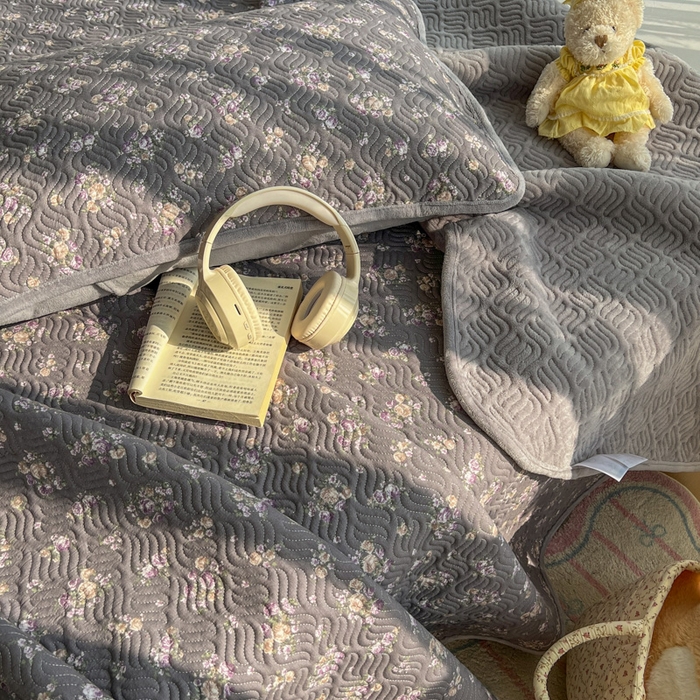 91家纺网 家纺一手货源 找家纺 春光里 2025新款A版云感棉皱皱纱B版牛奶绒夹棉床盖三件套 复古小碎花