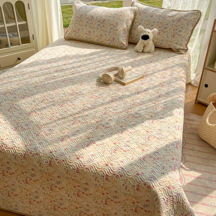 91家纺网 家纺一手货源 找家纺 春光里 2025新款A版云感棉皱皱纱B版牛奶绒夹棉床盖三件套 爱丽丝花园