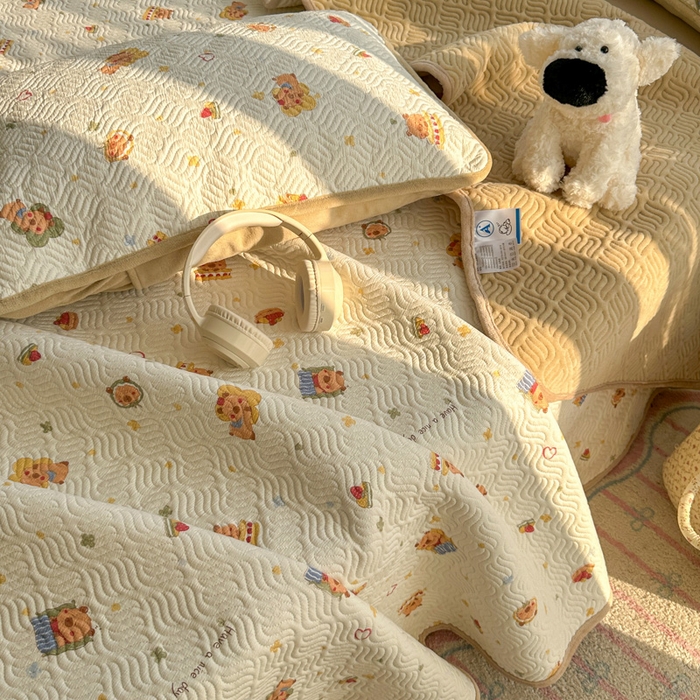 91家纺网 家纺一手货源 找家纺 春光里 2025新款A版云感棉皱皱纱B版牛奶绒夹棉床盖三件套 卡皮巴拉