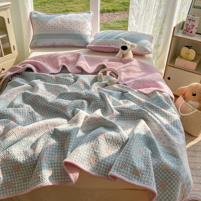 91家纺网 家纺一手货源 找家纺 春光里 2025新款A版云感棉皱皱纱B版牛奶绒夹棉床盖三件套 梦境花园