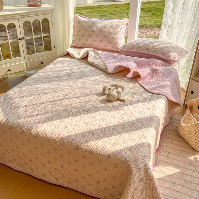 91家纺网 家纺一手货源 找家纺 春光里 2025新款A版云感棉皱皱纱B版牛奶绒夹棉床盖三件套 浪漫蝴蝶结