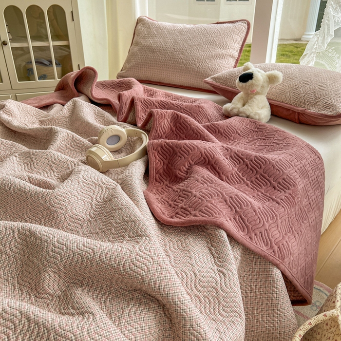 91家纺网 家纺一手货源 找家纺 春光里 2025新款A版云感棉皱皱纱B版牛奶绒夹棉床盖三件套 梦莎