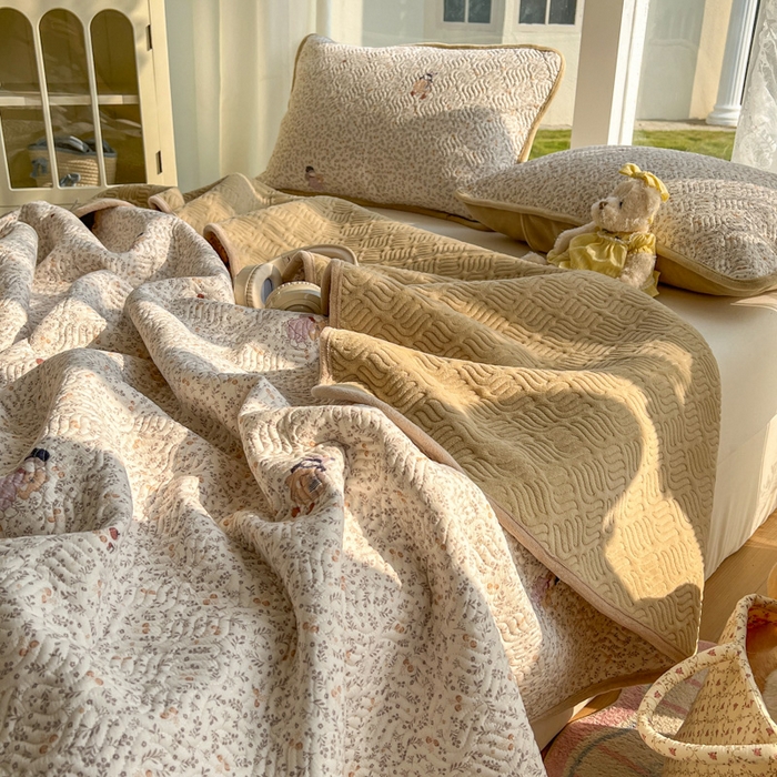 91家纺网 家纺一手货源 找家纺 春光里 2025新款A版云感棉皱皱纱B版牛奶绒夹棉床盖三件套 快乐女孩