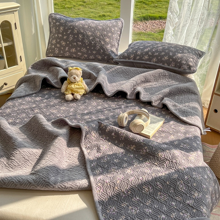 91家纺网 家纺一手货源 找家纺 春光里 2025新款A版云感棉皱皱纱B版牛奶绒夹棉床盖三件套 复古小碎花