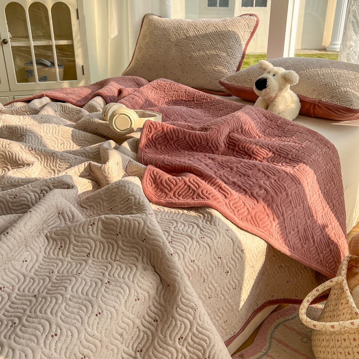 91家纺网 家纺一手货源 找家纺 春光里 2025新款A版云感棉皱皱纱B版牛奶绒夹棉床盖三件套 樱桃点点