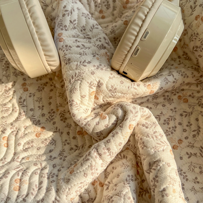 91家纺网 家纺一手货源 找家纺 春光里 2025新款A版云感棉皱皱纱B版牛奶绒夹棉床盖三件套 快乐女孩