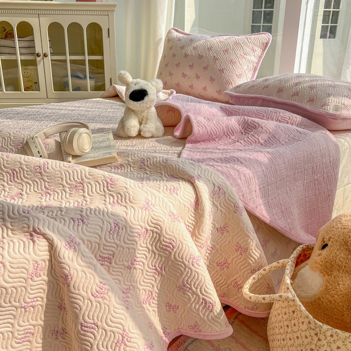 91家纺网 家纺一手货源 找家纺 春光里 2025新款A版云感棉皱皱纱B版牛奶绒夹棉床盖三件套 浪漫蝴蝶结