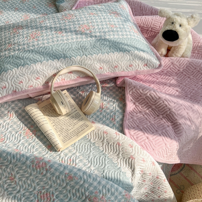 91家纺网 家纺一手货源 找家纺 春光里 2025新款A版云感棉皱皱纱B版牛奶绒夹棉床盖三件套 梦境花园