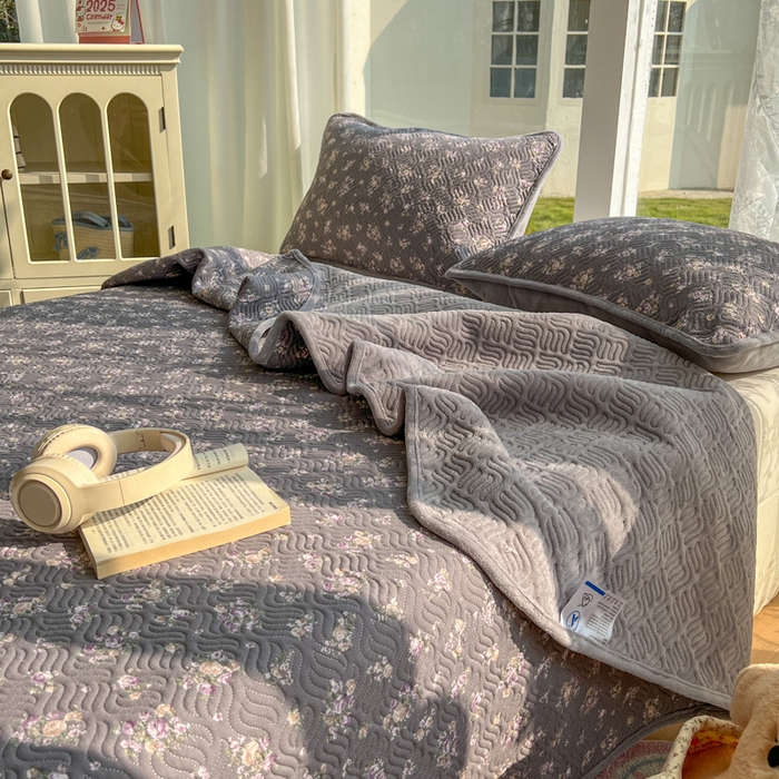 91家纺网 家纺一手货源 找家纺 春光里 2025新款A版云感棉皱皱纱B版牛奶绒夹棉床盖三件套 复古小碎花