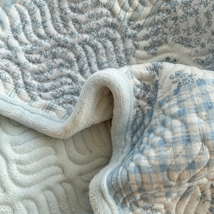 91家纺网 家纺一手货源 找家纺 春光里 2025新款A版云感棉皱皱纱B版牛奶绒夹棉床盖三件套 赫拉-蓝