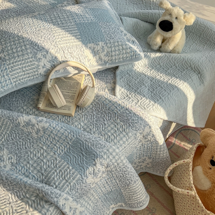 91家纺网 家纺一手货源 找家纺 春光里 2025新款A版云感棉皱皱纱B版牛奶绒夹棉床盖三件套 赫拉-蓝