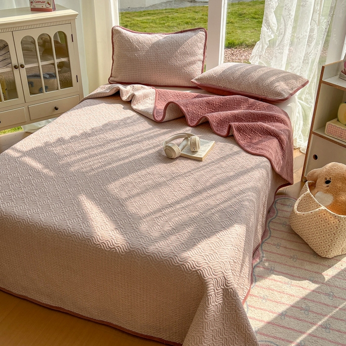 91家纺网 家纺一手货源 找家纺 春光里 2025新款A版云感棉皱皱纱B版牛奶绒夹棉床盖三件套 梦莎