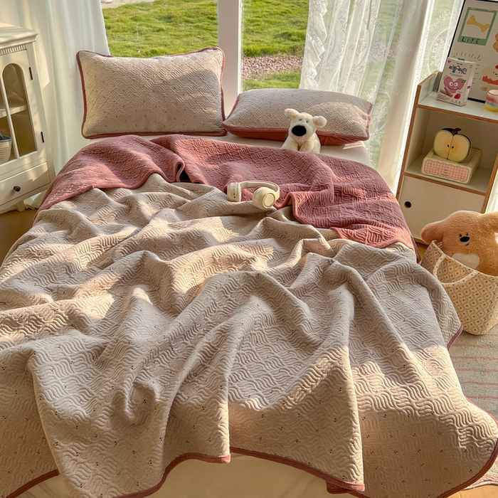 91家纺网 家纺一手货源 找家纺 春光里 2025新款A版云感棉皱皱纱B版牛奶绒夹棉床盖三件套 樱桃点点