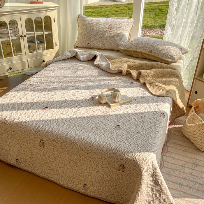 91家纺网 家纺一手货源 找家纺 春光里 2025新款A版云感棉皱皱纱B版牛奶绒夹棉床盖三件套 快乐女孩