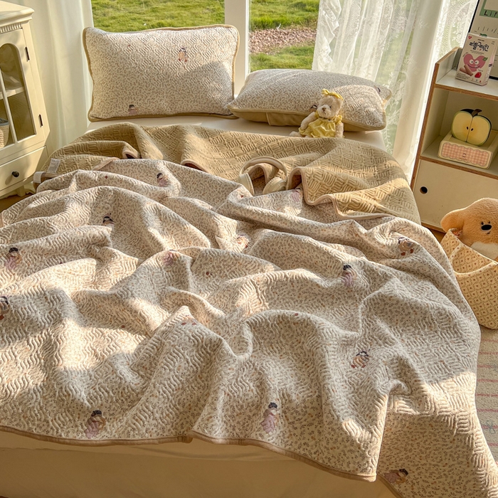 91家纺网 家纺一手货源 找家纺 春光里 2025新款A版云感棉皱皱纱B版牛奶绒夹棉床盖三件套 快乐女孩