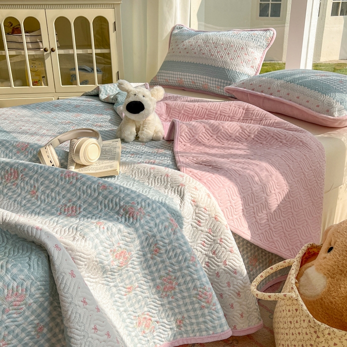 91家纺网 家纺一手货源 找家纺 春光里 2025新款A版云感棉皱皱纱B版牛奶绒夹棉床盖三件套 梦境花园