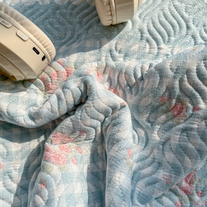 91家纺网 家纺一手货源 找家纺 春光里 2025新款A版云感棉皱皱纱B版牛奶绒夹棉床盖三件套 梦境花园